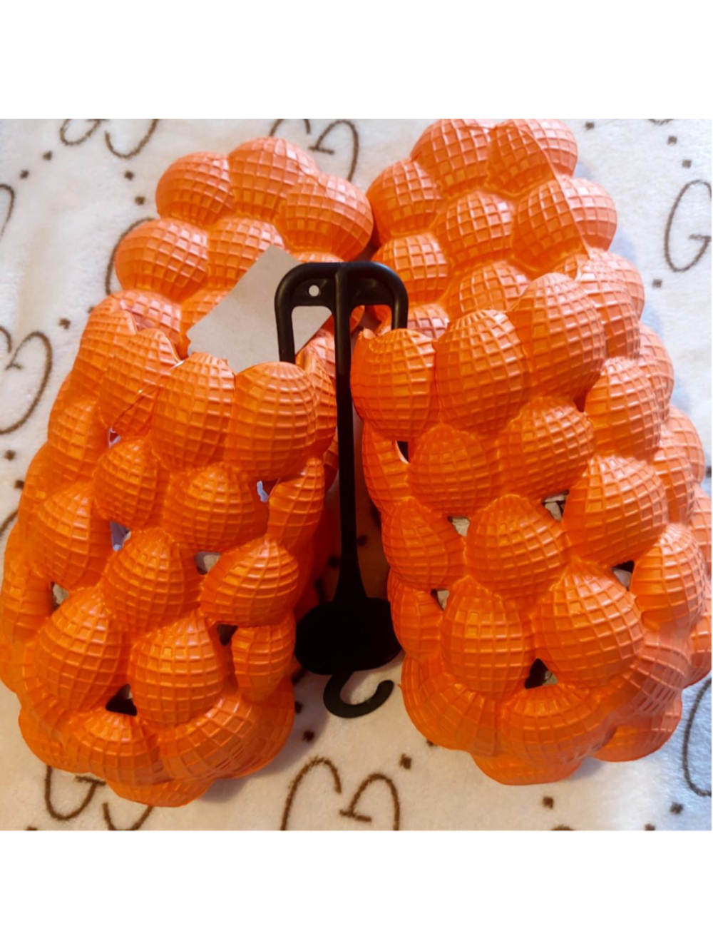 UNISEX • Aesthetic • Trendy AF 🍊🔥
HELLOOO? These orange bubble sliders are 🔥